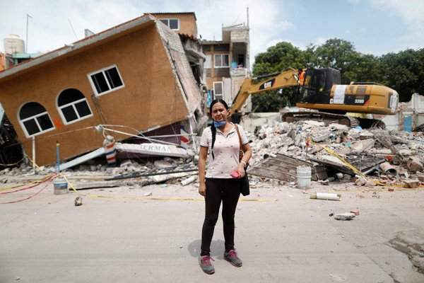 Ana Maria Hernandez, 37 tuổi, người bán quần áo đứng bên ngoài ngôi nhà bị phá hủy của cô sau trận động đất ở Jojutla de Juarez, Mexico vào ngày 30/9/2017. Ảnh: REUTERS / Edgard Garrido