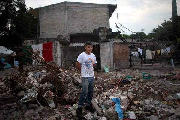 Rene Contreras, 20 tuổi, một sinh viên đứng trên đống đổ nát của ngôi nhà của anh sau trận động đất ở Jojutla de Juarez, Mexico vào ngày 29/9/2017. Ảnh: REUTERS / Edgard Garrido