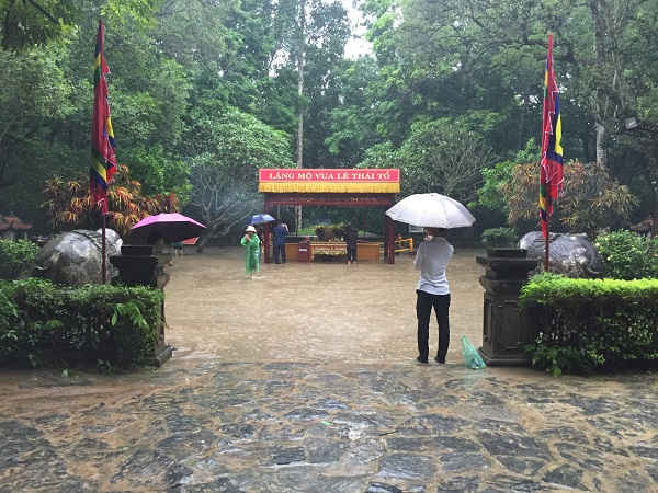 Trời mưa nhưng du khách vẫn đến thắp hương tại lăng mộ vua Lê Thái Tổ.