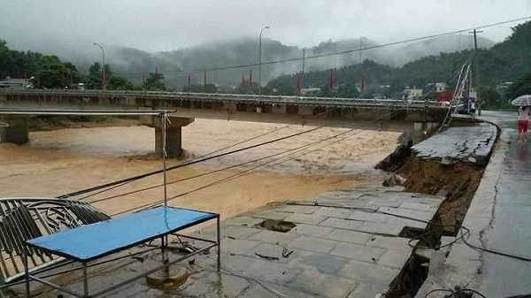 Nước sông Lò dâng cao, bờ kè ở thị trấn Quan Sơn đã bị sạt lở mạnh.