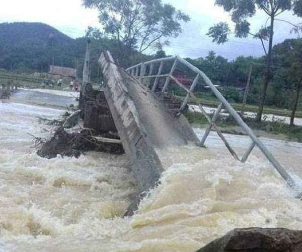 Cầu nối làng Nhồng với làng Na Mén, xã Vạn Xuân (Thường Xuân) bị sập hoàn toàn.