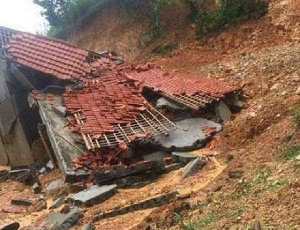 Hiện trường vụ sập nhà ở bản Chiềng, xã Yên Nhân, huyện Thương Xuân làm 2 người tử vong.