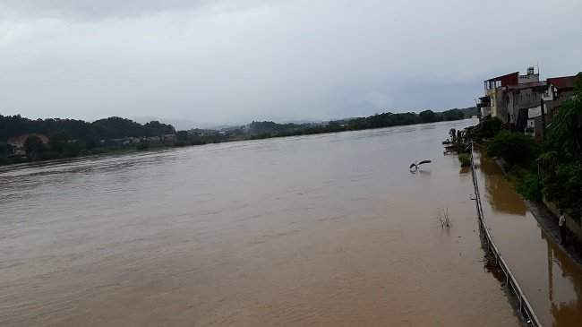 Trong 12 giờ tới nước sông Thao tại Yên Bái có thể lên mức 32,50m (trên báo động III là 0,5m)
