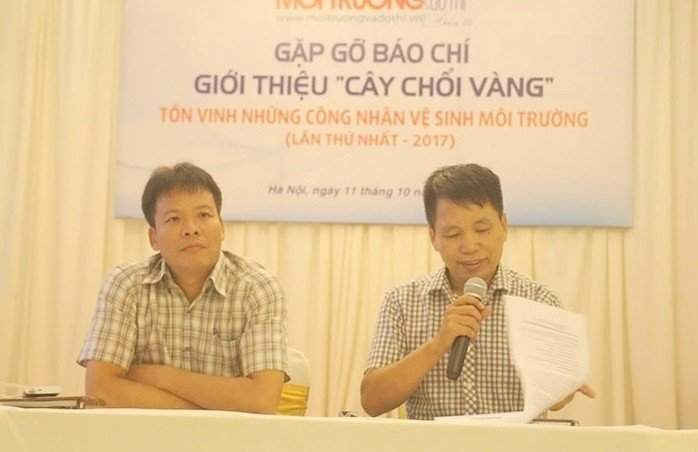 Ông Đồng Xuân Thụ, Tổng biên tập tạp chí điện tử Môi trường & Đô thị (trái) chủ trì buổi gặp gỡ báo chí