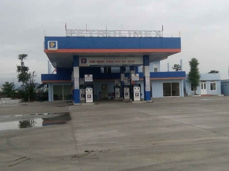 Nhiều cây xăng mọc lên nhưng không đảm bảo quy định về khoảng cách như cửa hàng xăng dầu của Cty Đại Ngọc ở phường Quảng Thành, TP Thanh Hóa nằm đối diện với cửa hàng của Cty Hoàng Sơn.