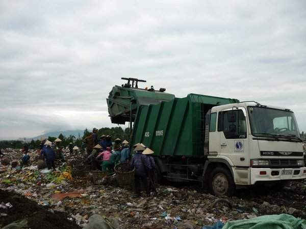 Chôn lấp rác thải gây lãng phí rác. Ảnh: MH