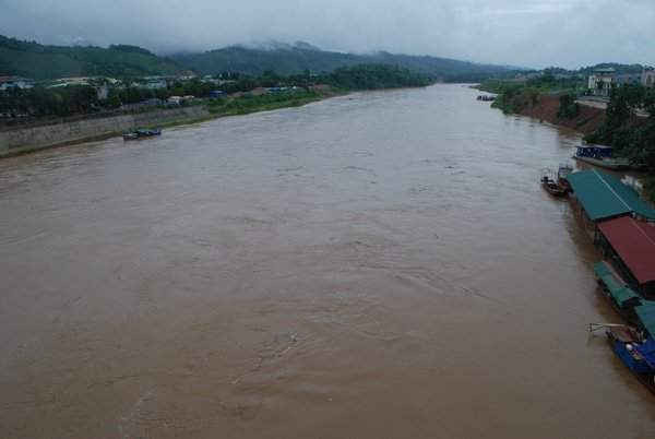 Nước lũ sông Hồng từ thượng nguồn đang đổ về thành phố Lào Cai (ảnh chụp sáng  ngày 12/10)