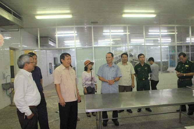 Đoàn kiểm tra dây chuyền hoạt động của Nhà máy sản xuất Thủy sản đông lạnh Elites Việt Trung