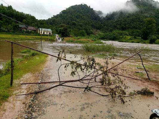Đường vào xã Hạnh Dịch (huyện Quế Phong) bị ngập khá sâu