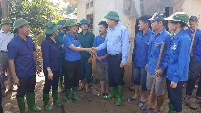 Phó Thủ tướng thăm hỏi động viên đoàn viên thanh niên đang giúp dân khắc phục hậu quả mưa lũ