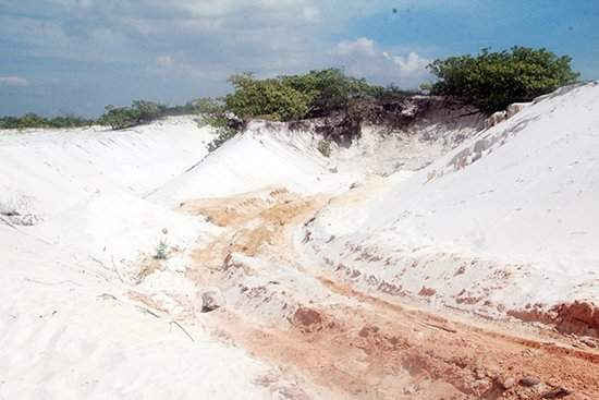 Nhiều địa phương ven biển của tỉnh Quảng Nam, tình trạng tận thu khoáng sản cát trắng diễn ra rất phức tạp