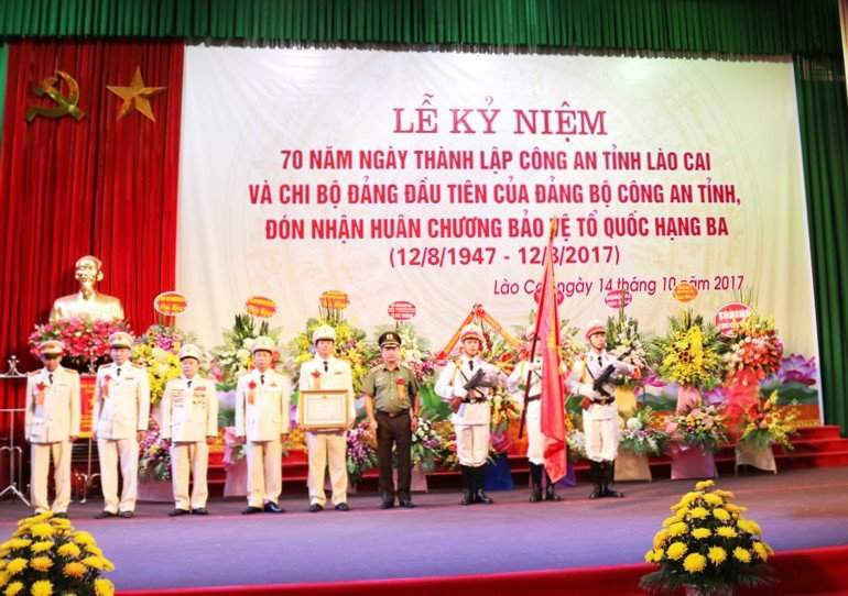 Thượng tướng Nguyễn Văn Thành, Ủy viên BCH TW Đảng, Thứ trưởng Bộ Công an thay mặt Chủ tịch nước trao Huân chương bảo vệ Tổ Quốc hạng 3 cho Công an tỉnh Lào Cai.