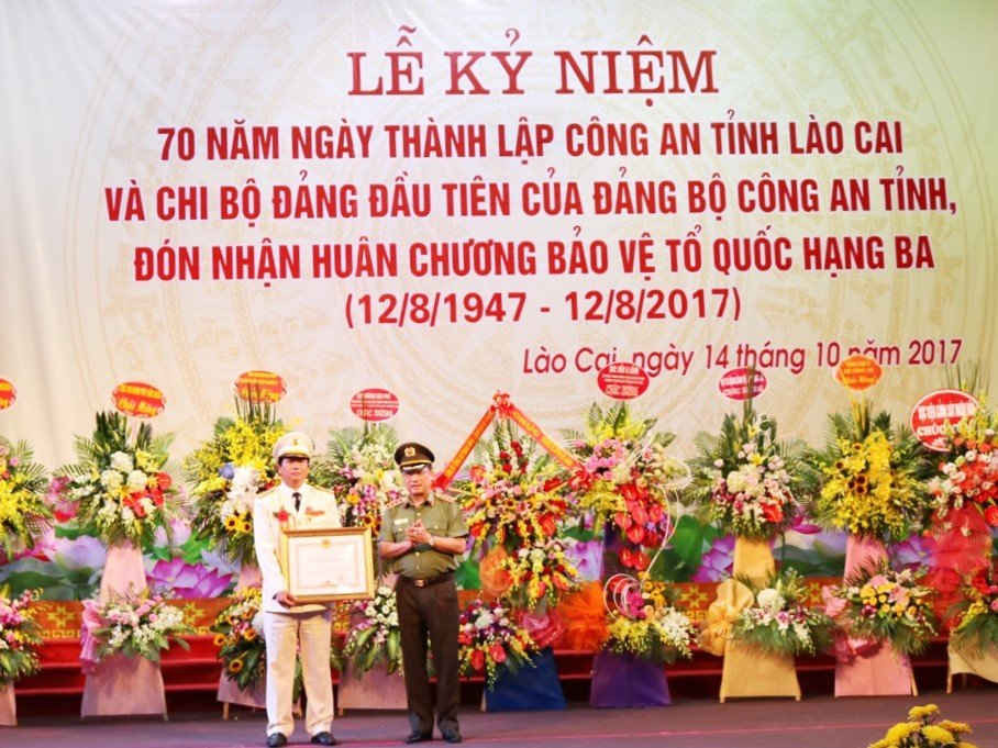 Đại tá Đinh Tiến Quân, Giám đốc công an tỉnh Lào Cai vinh dự nhận Huân chương chiến công Hạng nhất do Chủ tịch nước trao tặng.