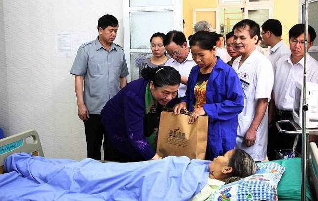 Phó Chủ tịch Quốc hội Tòng Thị Phóng cùng lãnh đạo tỉnh Sơn La thăm hỏi, động viên các gia đình có người bị thương do mưa lũ đang điều trị tại Bệnh viện Đa khoa huyện