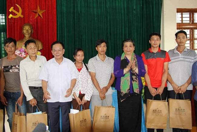 Tại trụ sở xã Huy Hạ, Đoàn đã thăm hỏi và tặng 45 suất quà cho các gia đình có người bị chết, bị thiệt hại nặng về nhà ở do cơn lũ vừa qua.