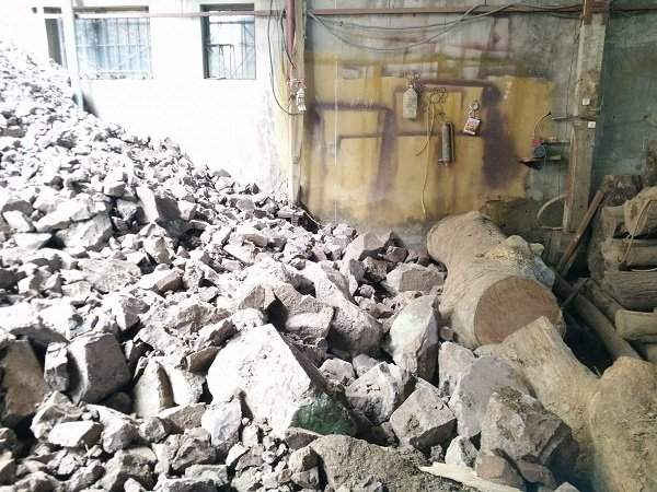 Xưởng gỗ của hộ dân phường Tân Bình bị vùi lấp một góc