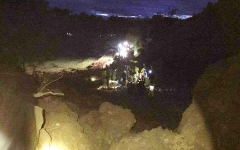 Lực lượng chức năng tìm kiếm các nạn nhân vụ sạt lở đất ở Tân Lạc trong đêm (Ảnh: KT)