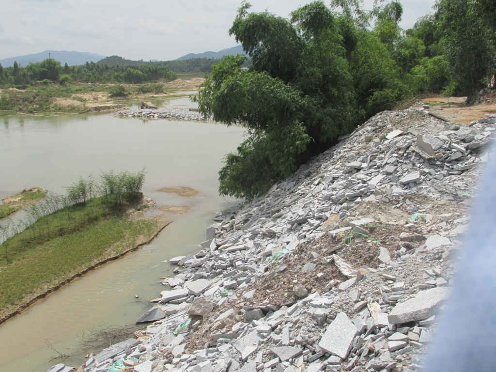 Khai thác cát sông Hà Thành làm sạt lở bờ sông gần nhà dân ở thôn Bình An 1, xã Phước Thành – huyện Tuy Phước