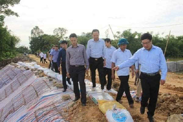 Phó Thủ tướng Phạm Bình Minh kiểm tra tình hình sạt lở tại đê sông Cầu Chày