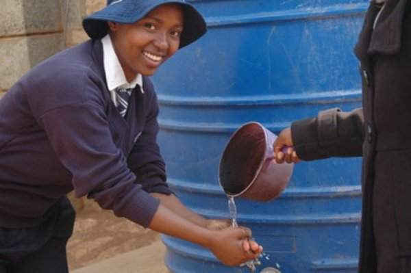 Selina Mokoena, 16 tuổi, rửa tay trước giờ ăn trưa tại Trường Trung học cơ sở Qholaqhoe ở Lesotho.