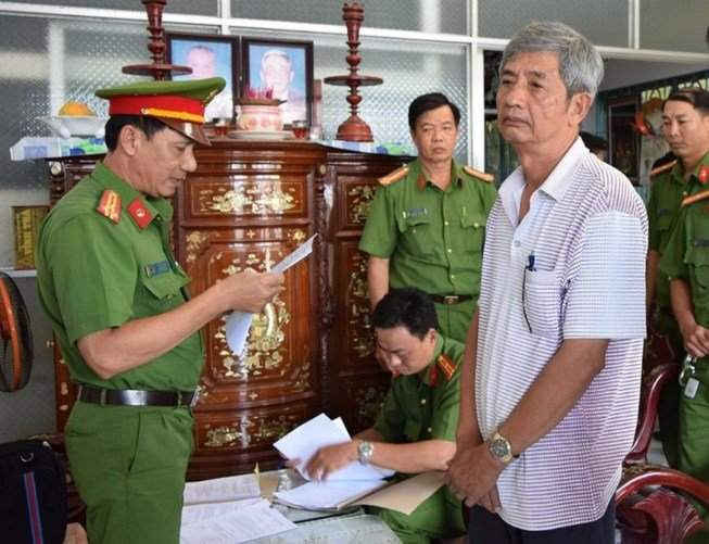 Cơ quan CSĐT đọc lệnh bắt ông Diệp Văn Sơn, nguyên Giám đốc Sở KH&CN Trà Vinh (ảnh: Công an cung cấp)