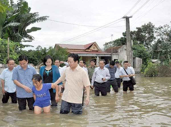 Bộ trưởng Trần Hồng Hà đã dẫn đầu đoàn công tác Bộ Tài nguyên và Môi trường đã đến thăm và tặng quà 2 huyện vùng lũ Thạch Thành và Yên Định, tỉnh Thanh Hóa