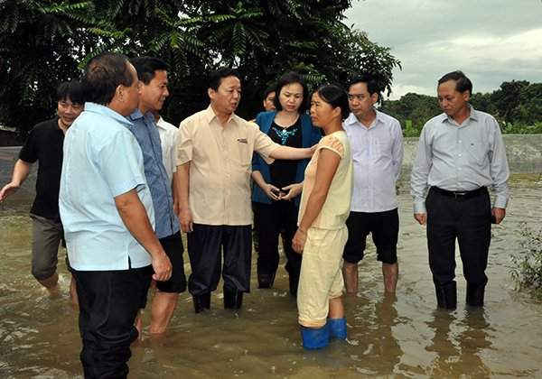 Bộ trưởng động viên người dân Yên Định vượt qua khó khăn