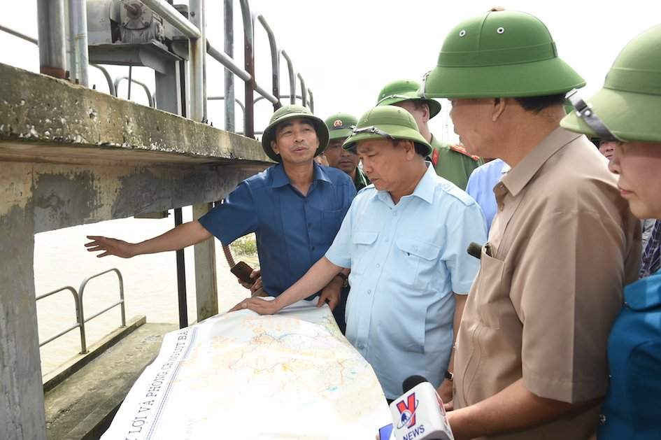 Thủ tướng Nguyễn Xuân Phúc kiểm tra công tác hộ đê ỏ Ninh Bình - Ảnh: Chinhphu.vn 