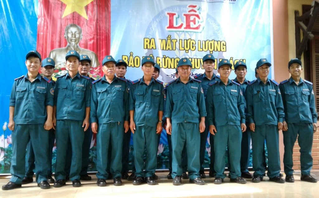 Các thành viên trong đội Bảo vệ rừng chuyên trách huyện Nam Đông (Thừa Thiên Huế) tại buổi ra mắt...