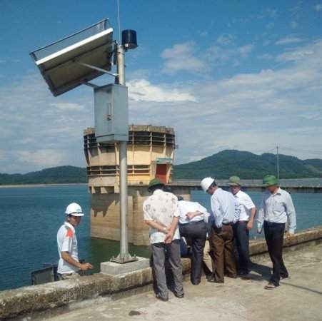 Trạm đo mưa cảnh báo lũ do Trung tâm Công nghệ Phần mềm thủy lợi lắp đặt tại hồ Kẻ Gỗ