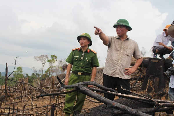 Ông Lê Trí Thanh- Phó Chủ tịch UBND tỉnh Quảng Nam, Trưởng ban chỉ đạo đang dẫn đầu đoàn công tác đi kiểm tra rừng.