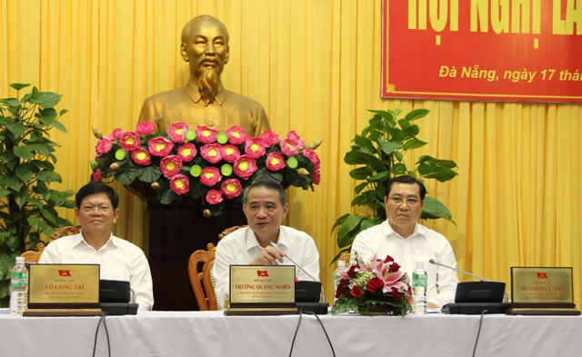 Ủy viên Trung ương Đảng, Bộ trưởng Bộ Giao thông vận tải, Bí thư Thành ủy Đà Nẵng Trương Quang Nghĩa (ngồi giữa) phát biểu kết luận tại hội nghị 