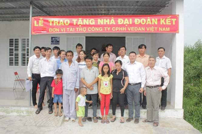 Lãnh đạo UBND xã Phước Thái và Vedan Việt Nam trao nhà cho 3 hộ gia đình