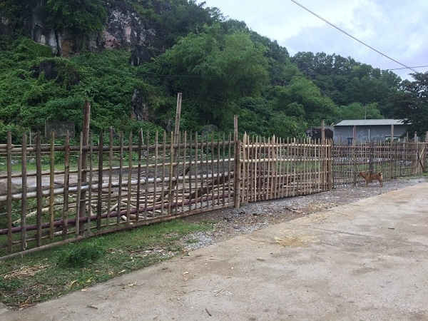 - Do bị phá hoại tài sản, hộ gia đình ông Lương Trọng Thắng đã khóa cửa hàng rào, cũng chính là con đường đi vào động Tiên Sơn.