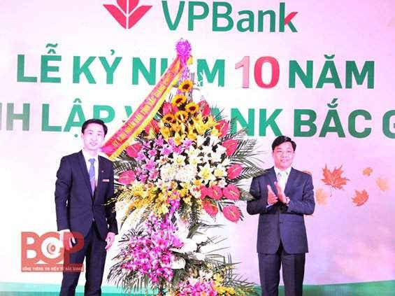 Ông Dương Văn Thái (bìa phải) - PCT UBND tỉnh Bắc Giang tham gia trong một sự kiện của ngân hàng VP Bank - Ảnh Cổng thông tin điện tử Bắc Giang