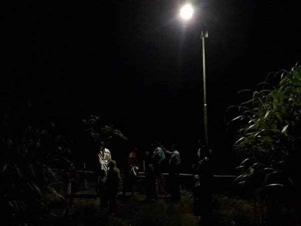 Một ngọn đèn đường giúp người dân có thể tụ họp vào ban đêm. Ảnh: Abu Siddique