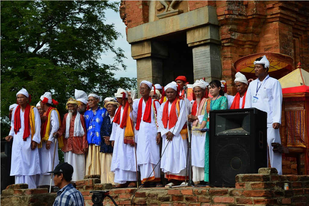 Các chức sắc tôn giáo Chăm Bàlamôn trong Lễ hội Katê