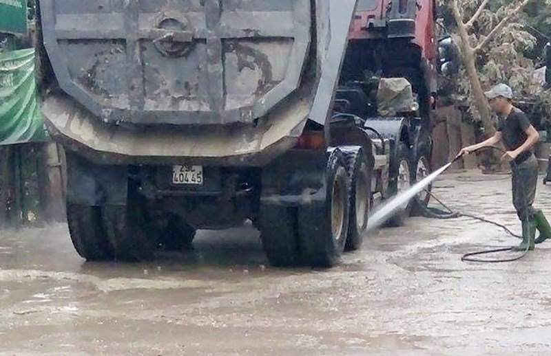 Xe tải chở vật liệu xây dựng trên đường phố phải xịt rửa sạch sẽ, che chắn thùng không làm vật liệu rơi vãi ra đường
