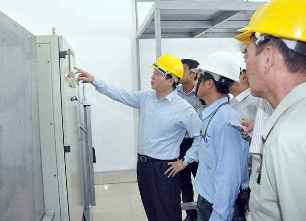 Bộ trưởng kiểm tra hệ thống điều khiển tự động xử lý nước thải tại nhà máy