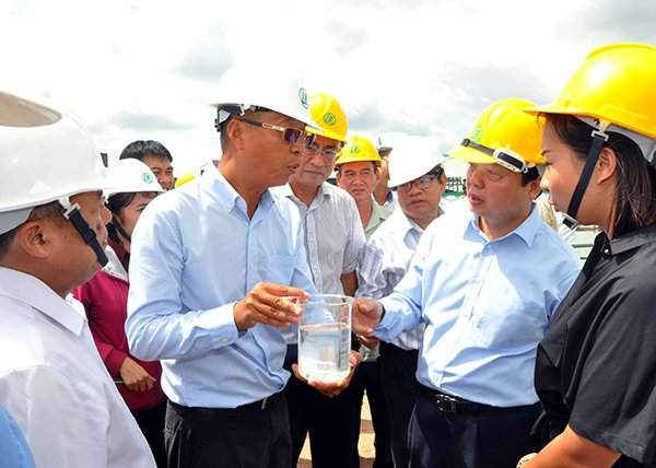 Bộ trưởng kiểm tra chất lượng nước thải sau xử lý của Lee & Man Hậu Giang