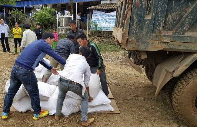 Để khắc phục hậu quả mưa lũ, huyện Phù Yên đã tiến hành hỗ trợ khẩn cấp cho các hộ bị ảnh hưởng nặng mỗi khẩu 15kg gạo.