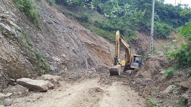  Mưa lũ đã khiến nhiều tuyến đường dẫn tới các xã trên địa bàn huyện Phù Yên bị hư hại nghiêm trọng 
