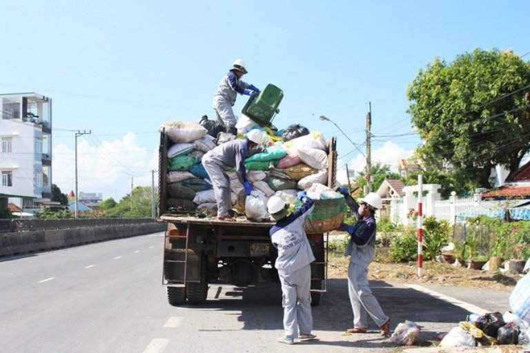 Thị xã Ninh Hòa (Khánh Hòa) mỗi ngày có hơn 60 tấn rác sinh hoạt nên gặp nhiều khó khăn sau sự cố môi trường tại bãi rác Hòn Rọ