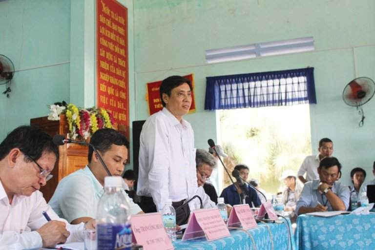 Chủ tịch UBND tỉnh Khánh Hòa - ông Lê Đức Vinh đối thoại với người dân về việc khắc phục ô nhiễm môi trường tại bãi rác Hòn Rọ, vào tháng 4/2017