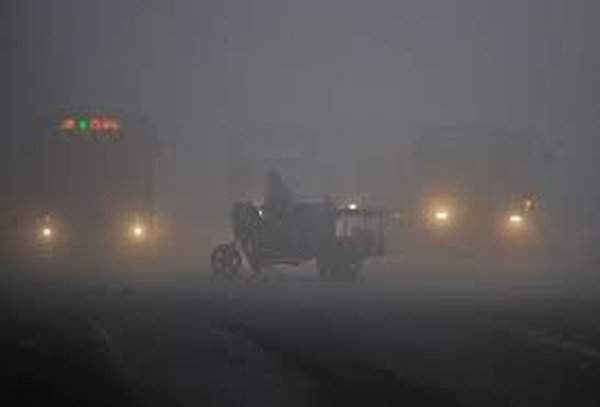 Chiếc xe ba bánh đi qua ngã tư vào một ngày sương mù ở Hợp Phì, tỉnh An Huy, Trung Quốc vào ngày 30/3/2014. Ảnh: Reuters / Stringer