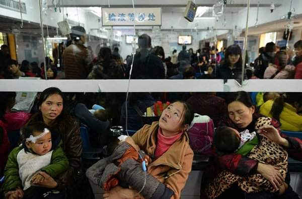 Trẻ mắc các bệnh về đường hô hấp được điều trị tại bệnh viện ở Hàng Châu, tỉnh Chiết Giang, Trung Quốc. Ảnh: Reuters / China Daily