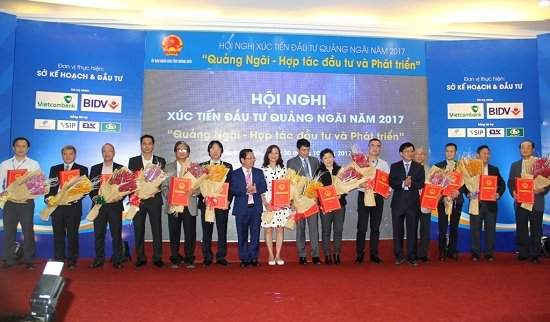 UBND tỉnh Quảng Ngãi trao Quyết định chủ trương đầu tư và Giấy chứng nhận đăng ký đầu tư các các nhà đầu tư tại Hội nghị