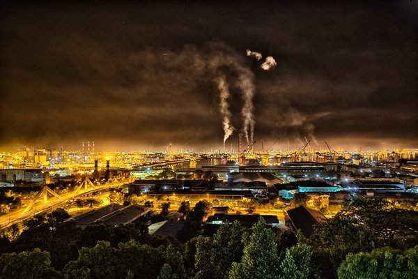 Các nhà máy thải khí vào bầu khí quyển ngoài khơi Singapore. Ảnh: Terence Chiew/National Geographic Your Shot