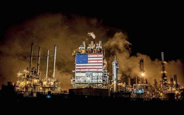 Nhà máy lọc dầu của Tesoro có thể được nhìn thấy ngoài đường cao tốc ở Los Angeles, Mỹ. Do ánh sáng rực rỡ và khói bay ra nên luôn có ánh sáng màu cam khắp mọi nơi xung quanh nhà máy vào ban đêm. Ảnh: Doug Kiklowicz / /National Geographic Your Shot