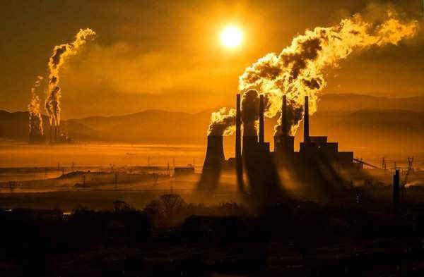 Mặt trời mọc trên các ống khói của nhà máy điện lớn nhất Hy Lạp ở Ptolemais. Hình ảnh: Panagiotis Gkasios / National Geographic Your Shot